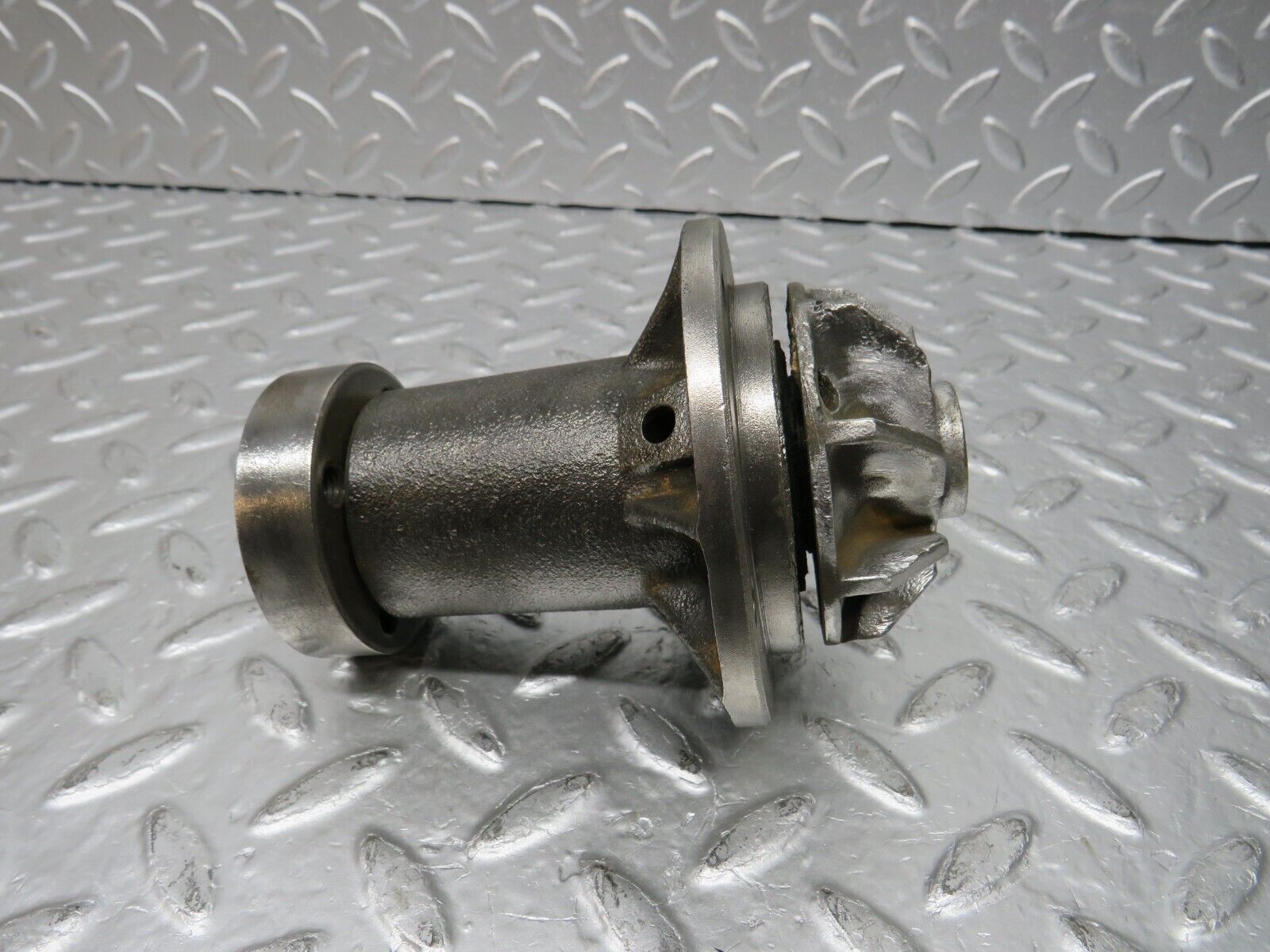 31075 Mercedes-Benz W123 200D Water Pump