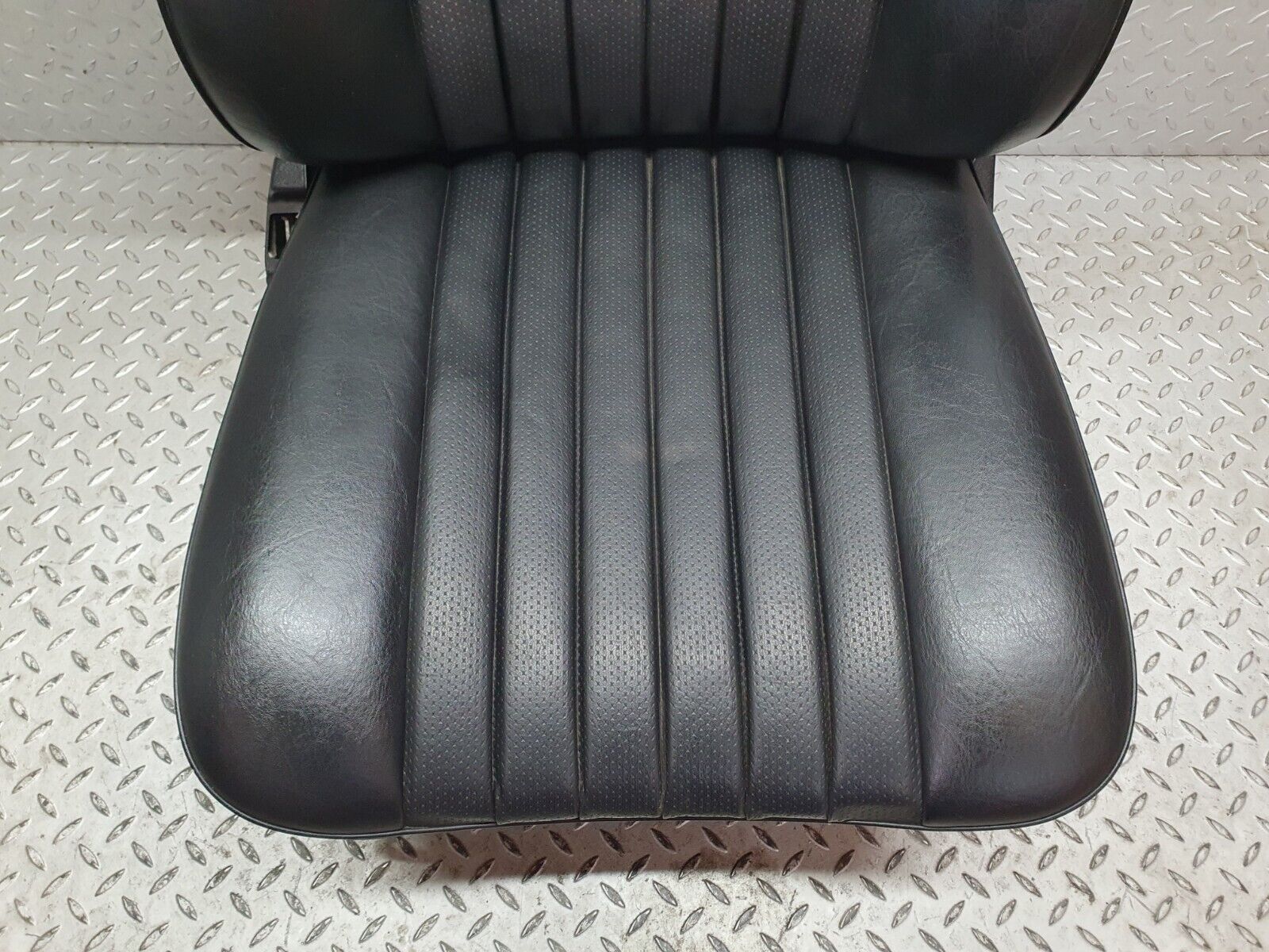 40807 Mercedes-Benz W123 300D Front Left Seat Leather Black