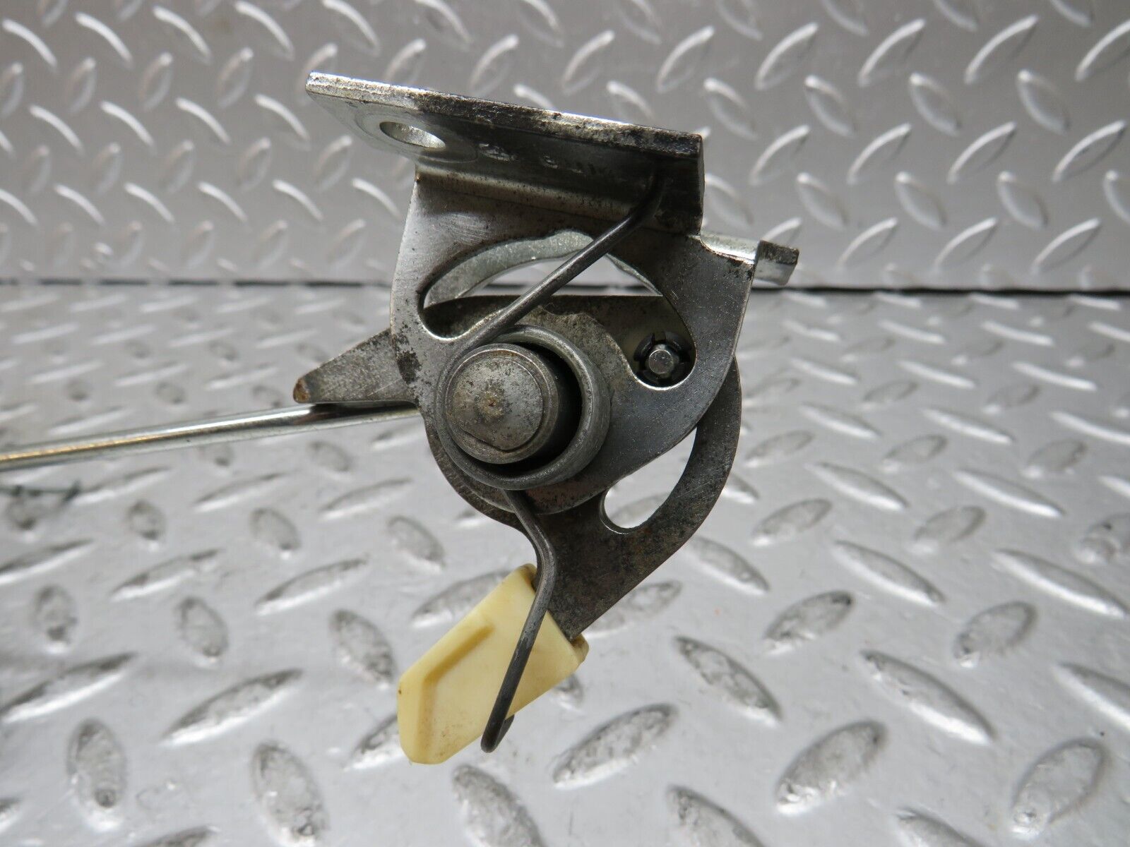 27835 Mercedes-Benz S124 300TE Wagon Rear Right Seat Bench Locking Mechanism