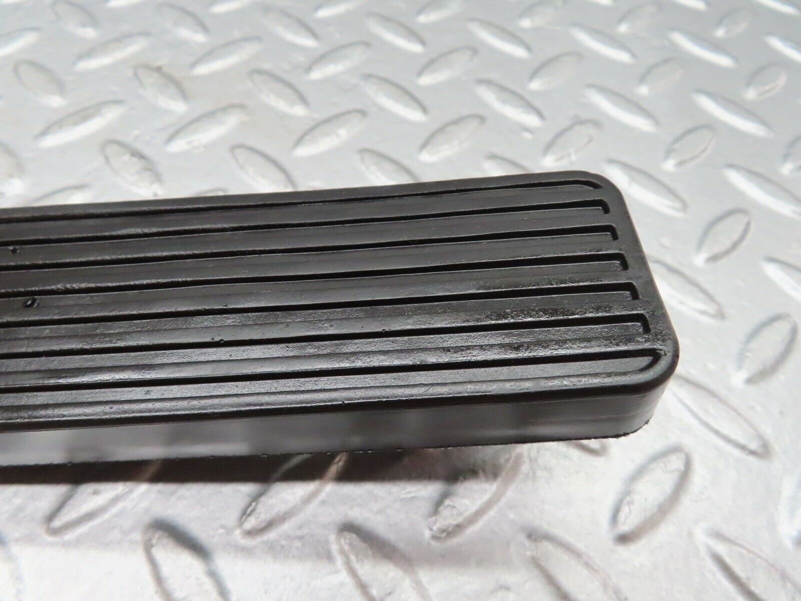 18072 Mercedes-Benz W123 200 Accelerator Pedal With Rubber 1163010182