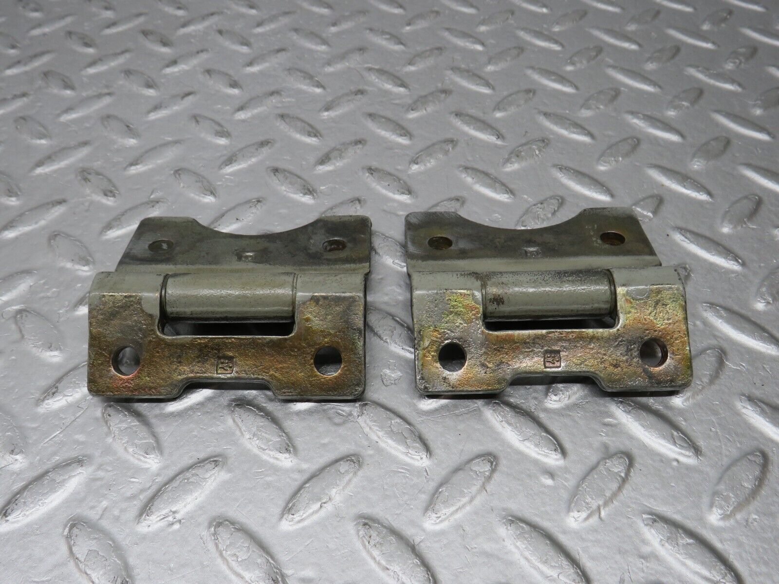 36072 Mercedes-Benz W126 420SE Door Hinge 1237200037