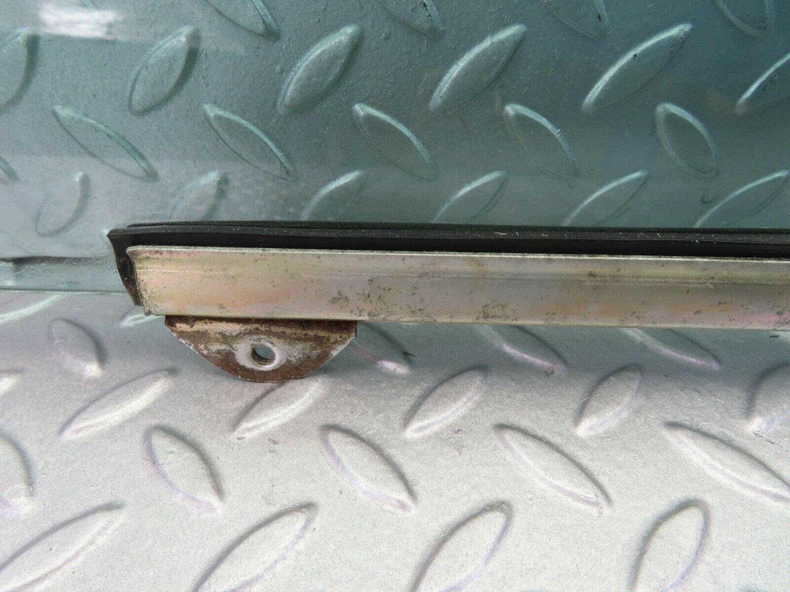 7864 Mercedes-Benz W115 220D Front Left Door Window Glass
