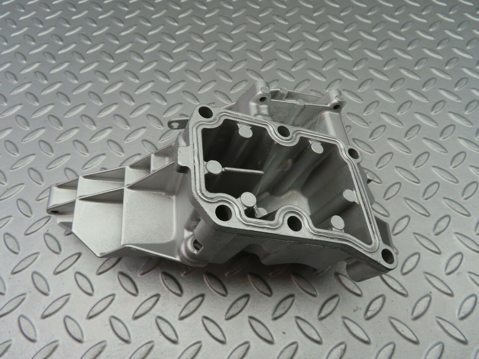 6807 Mercedes-Benz S124 E220 Wagon Power Steering Pump Bracket 1111310535