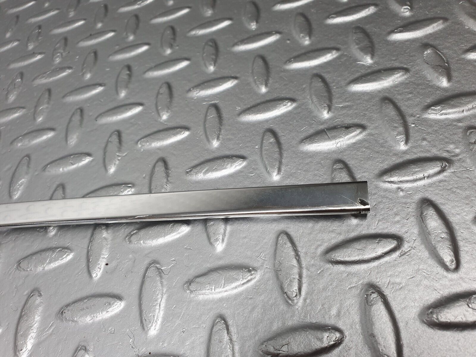 40776 Mercedes-Benz W123 300D Front Right Door Window Chrome Frame