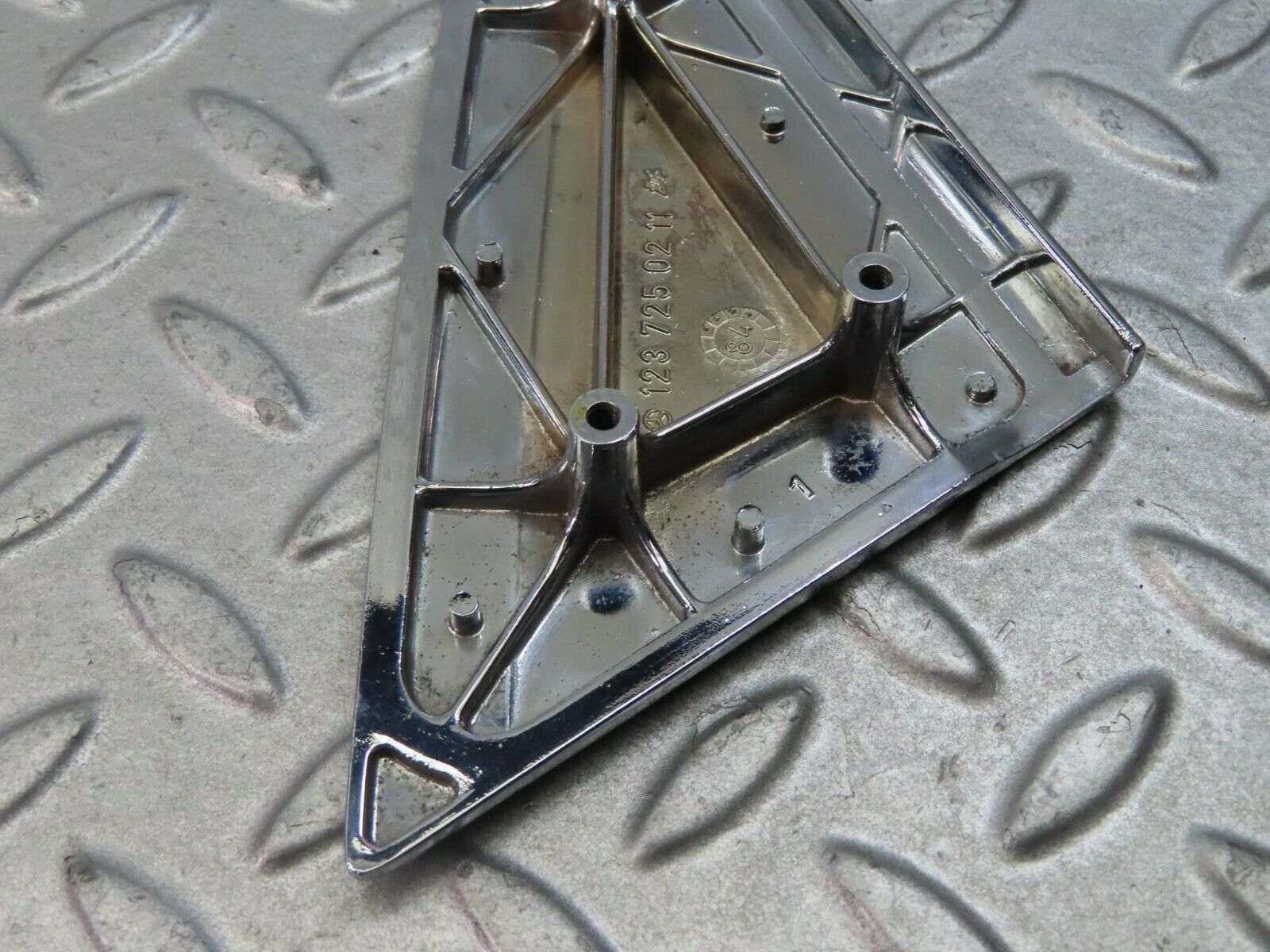 8810 Mercedes-Benz W123 Mirror Triangle Cover Right 1237250211