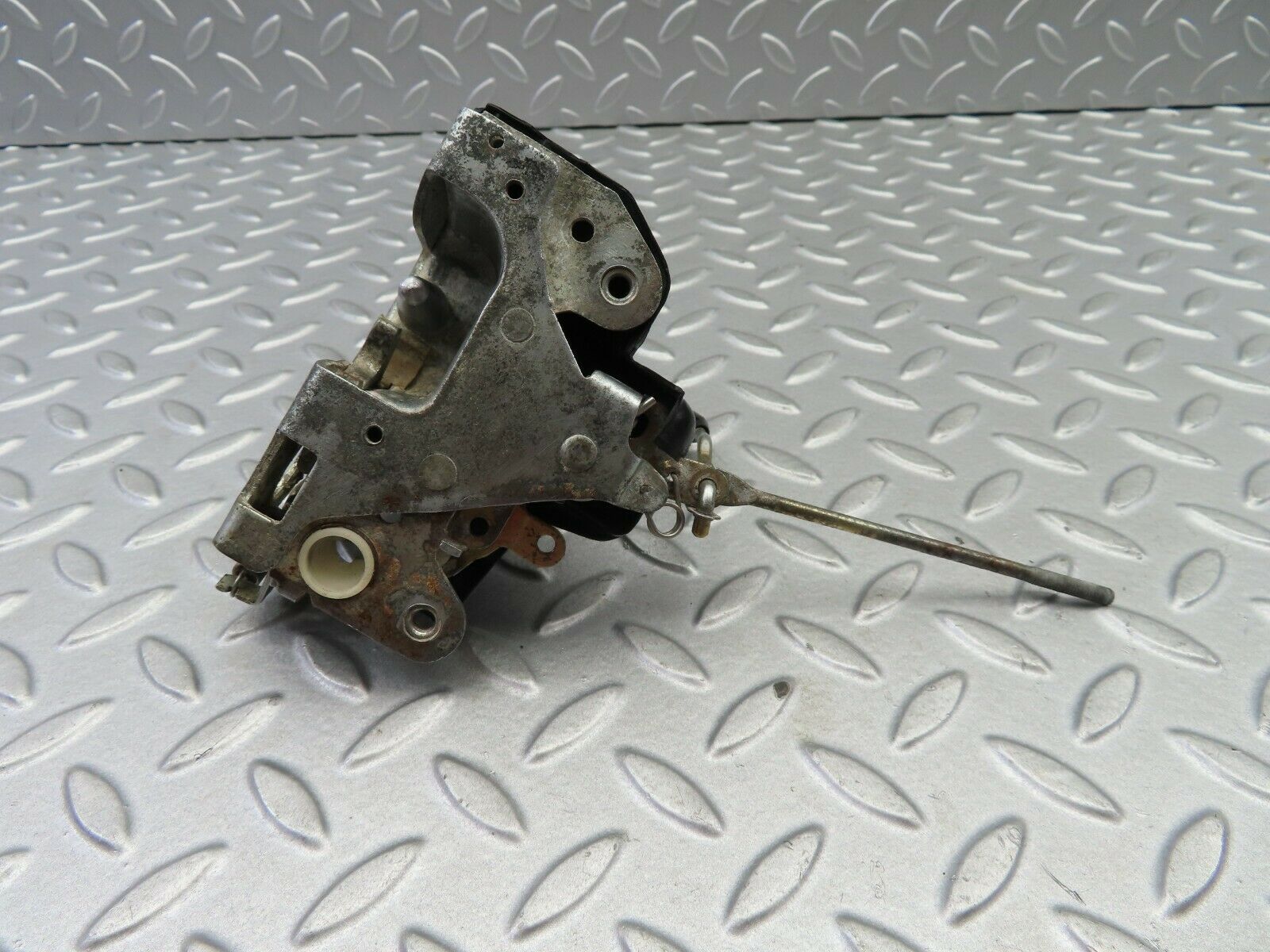 6117 Mercedes-Benz W126 380SE Front Left Door Lock Mechanism