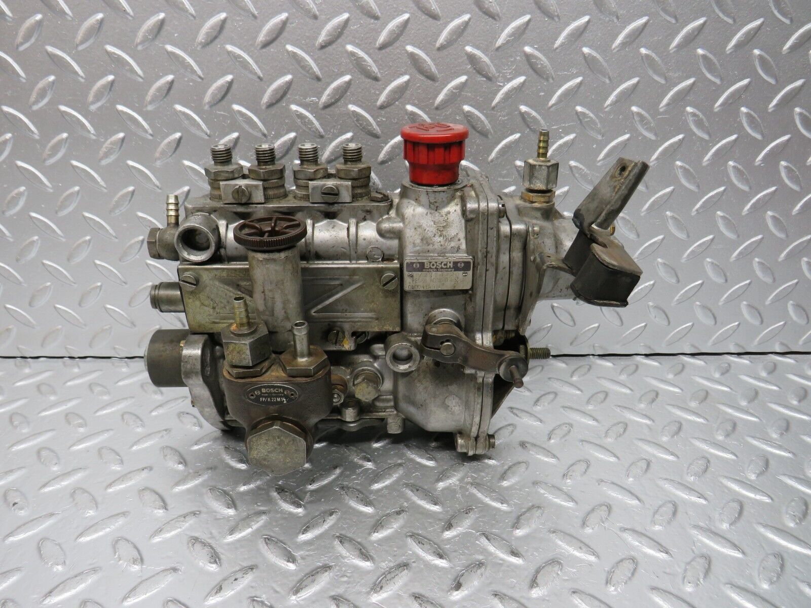 31102 Mercedes-Benz W123 200D Diesel Fuel Injection Pump Bosch 72210320 0400114074