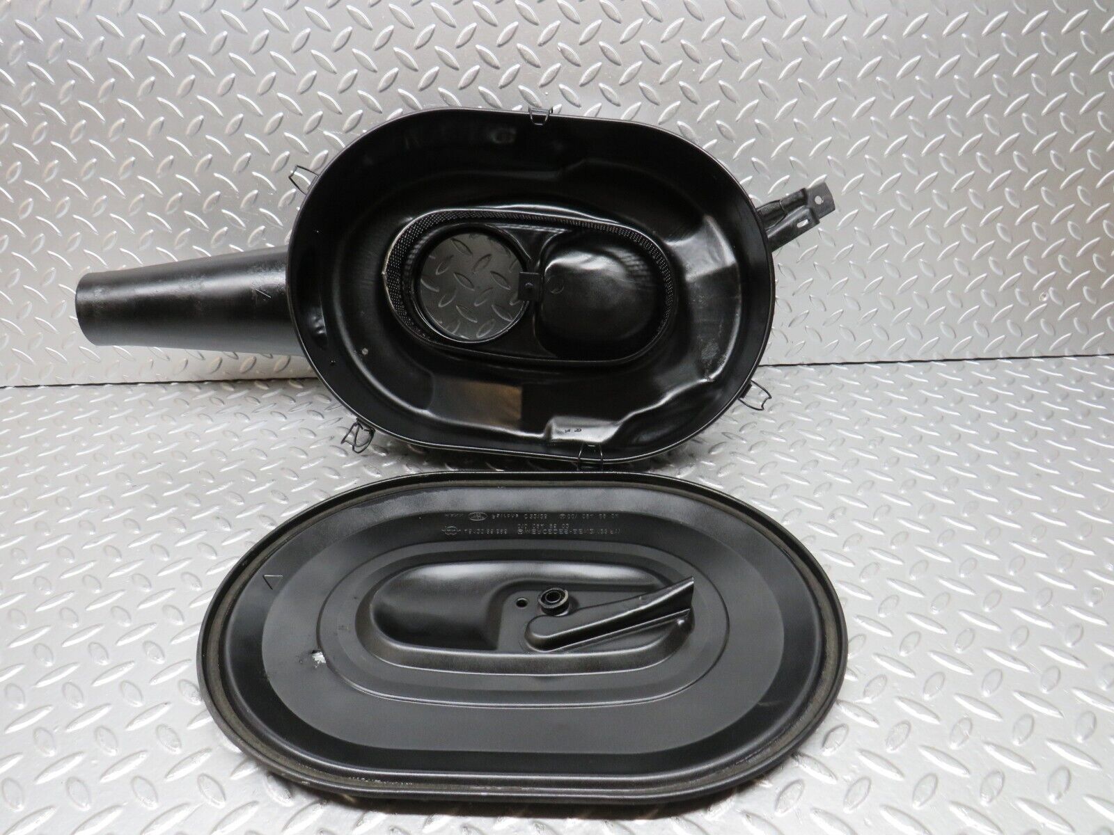 28027 Mercedes-Benz W123 280E Air Filter Box Housing 0100949502