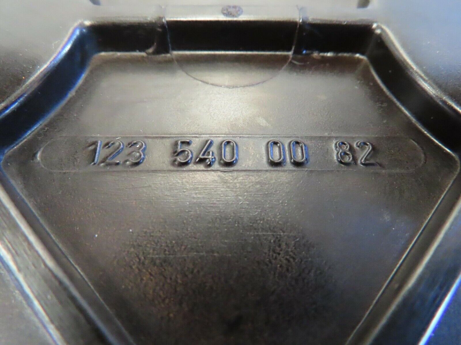 15434 Mercedes-Benz W123 230E Fuse Box Cover Lid 1235400082