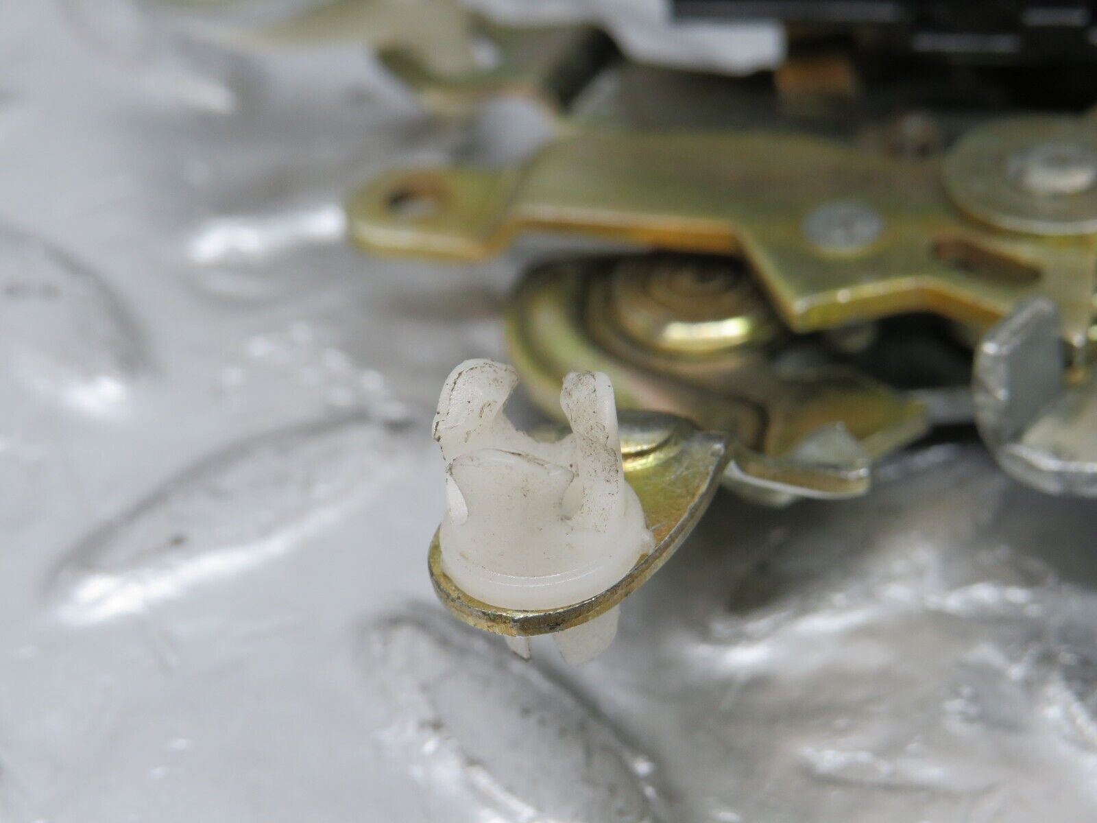 32453 Mercedes-Benz S124 300TE Wagon Front Left Door Lock Mechanism