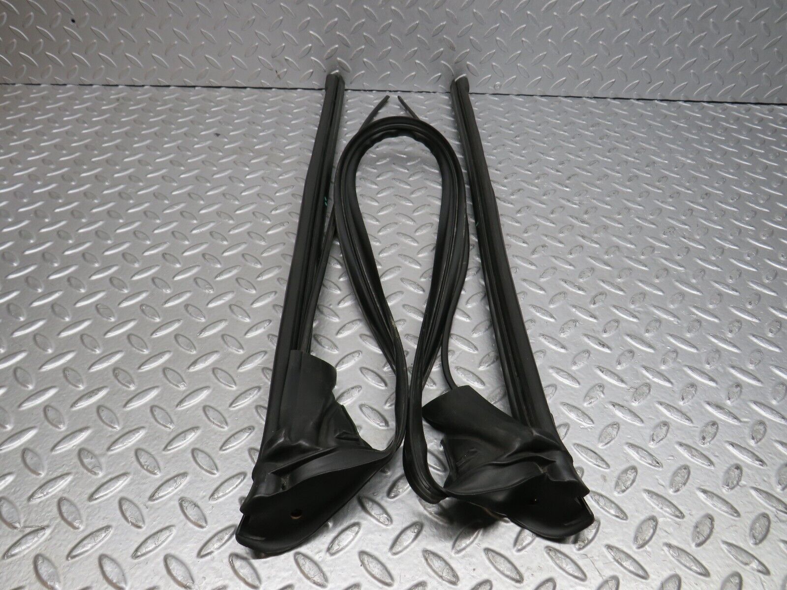 39677 Mercedes-Benz R129 320SL Coupe Front Windscreen Rubber Seal