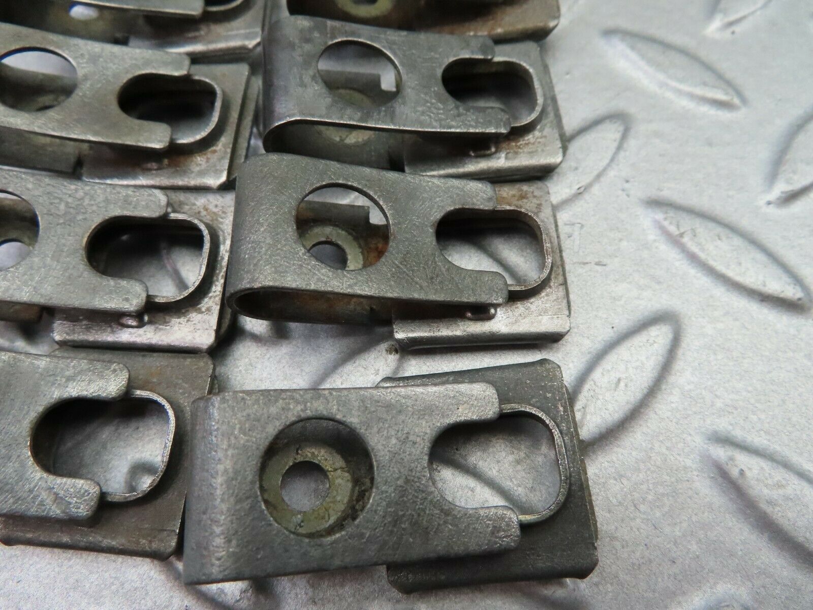 6252 Mercedes-Benz W126 380SE Fuel Injector Bracket Holder Set