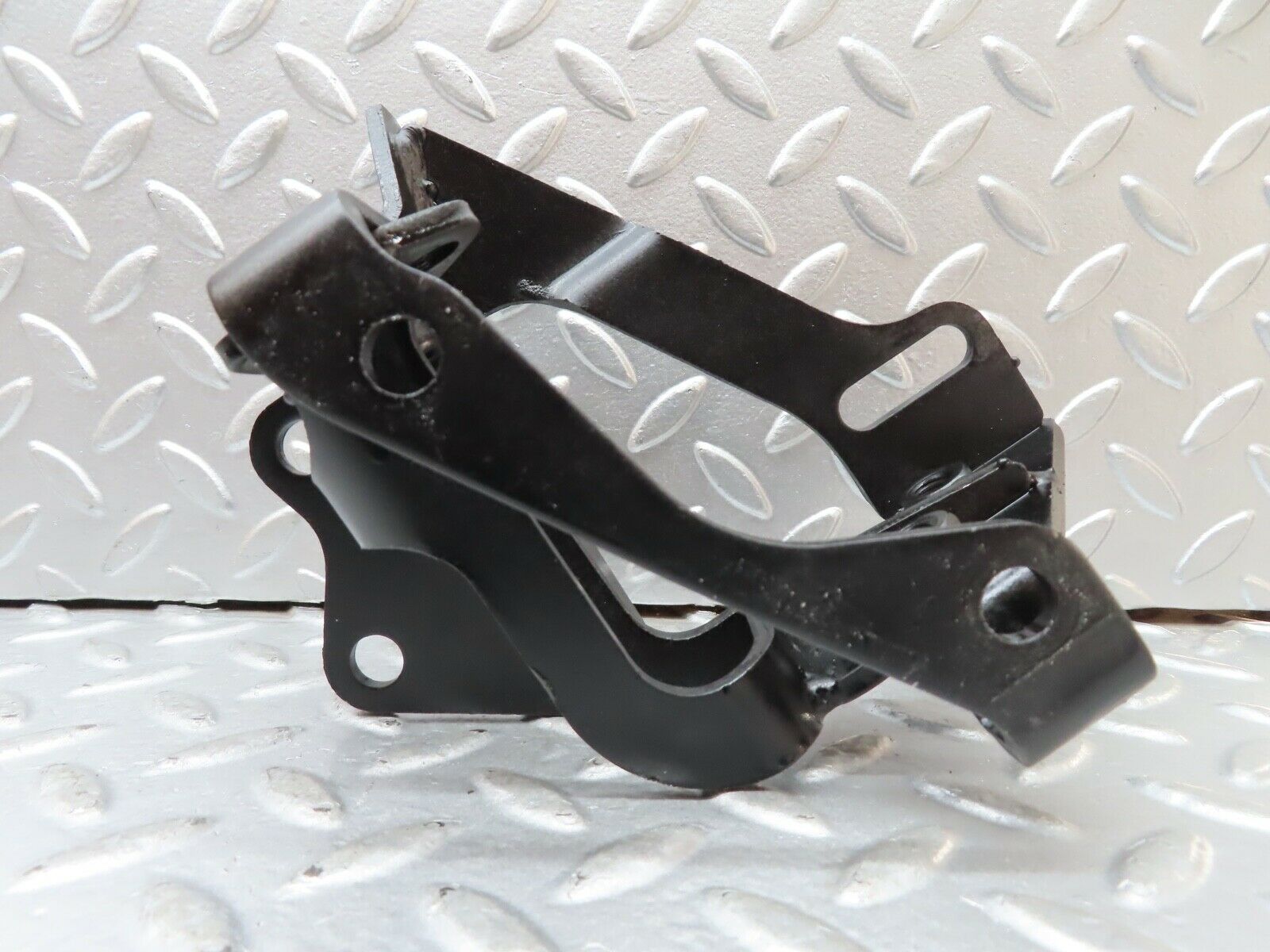 20361 Mercedes-Benz W114 280CE Coupe Power Steering Pump Bracket