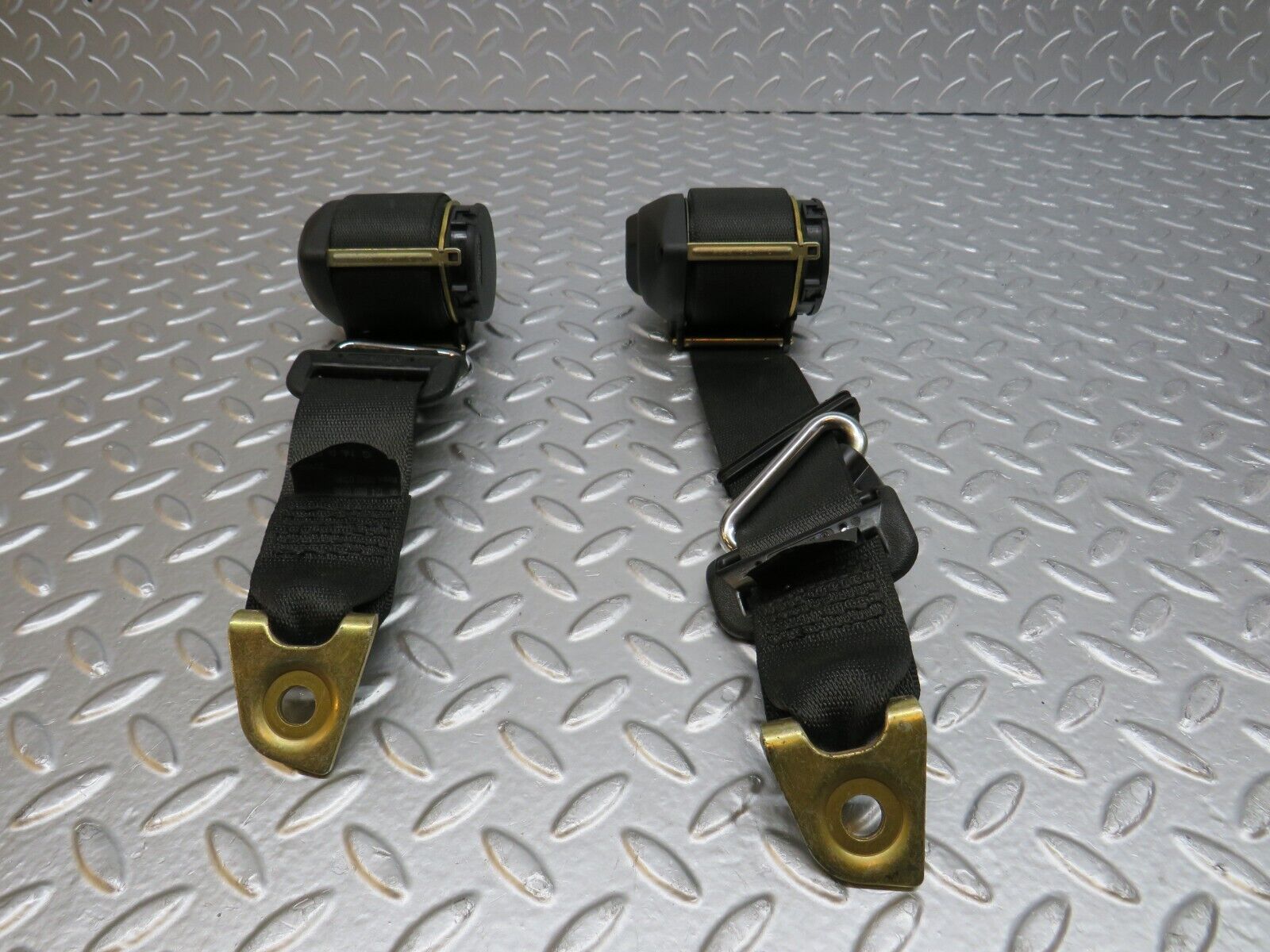 34011 Mercedes-Benz W124 260E Rear Seat Belt Set