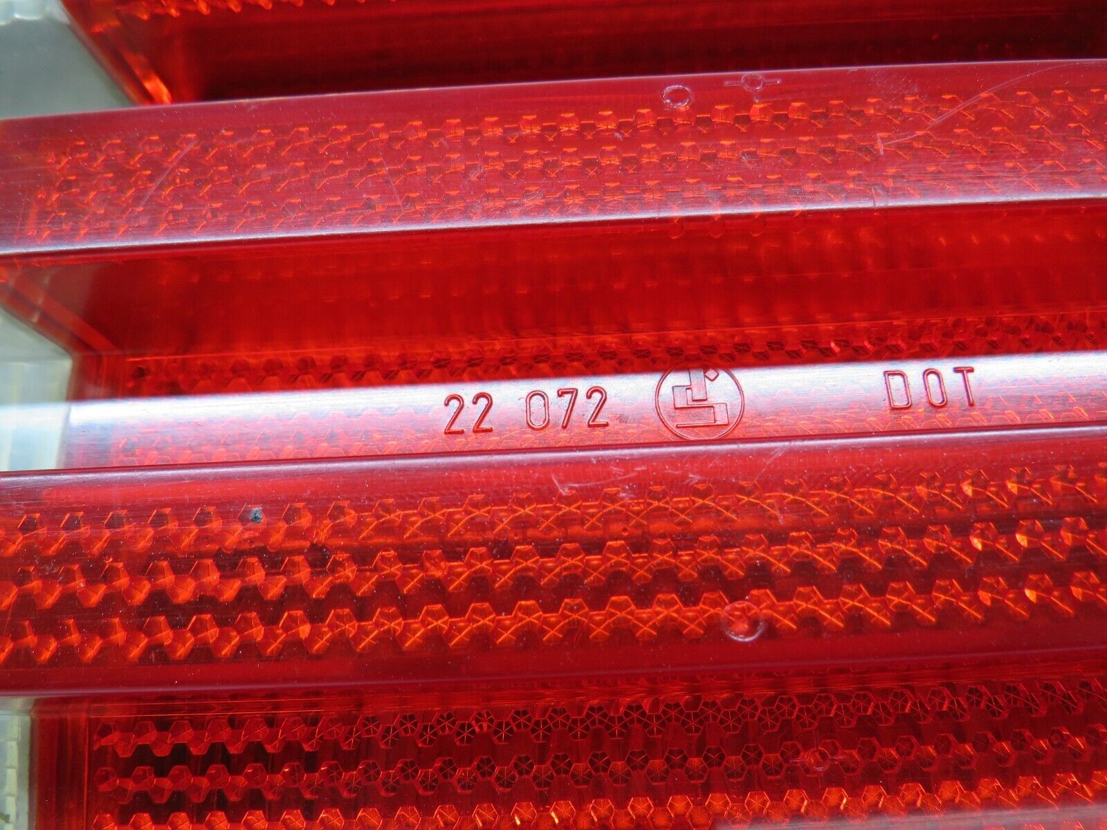 36191 Mercedes-Benz W126 420SE Tail Light & Bulb Holder Right Side 22072