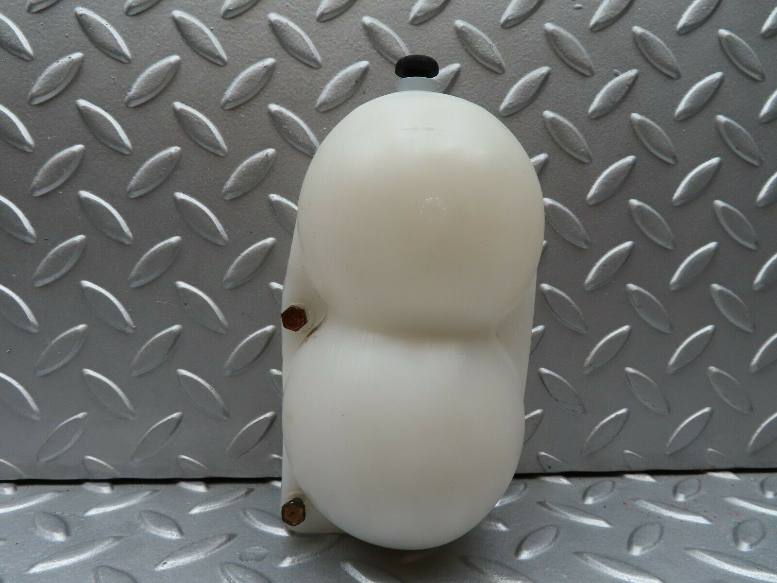 3762 Mercedes-Benz S123 200T Wagon Vacuum Reservoir