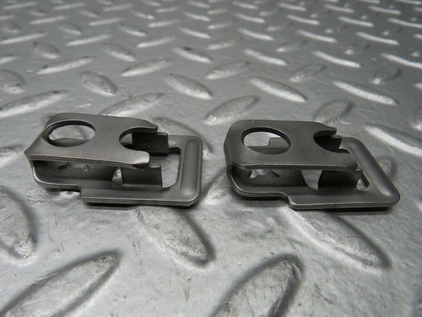 21801 Mercedes-Benz W126 300SE Fuel Injector Bracket 2 pcs