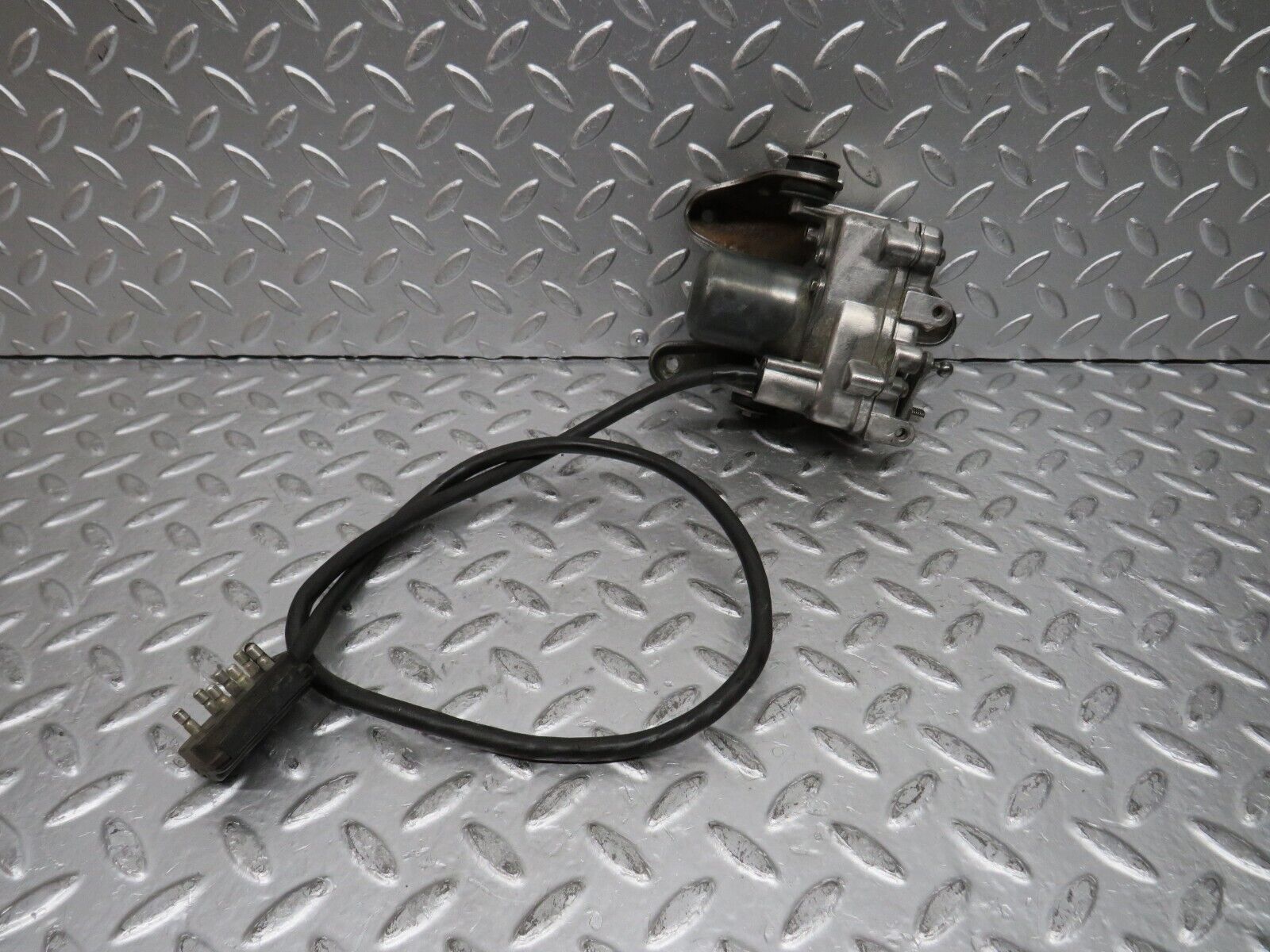 29815 Mercedes-Benz W123 230E Cruise Control Actuator 0015457532