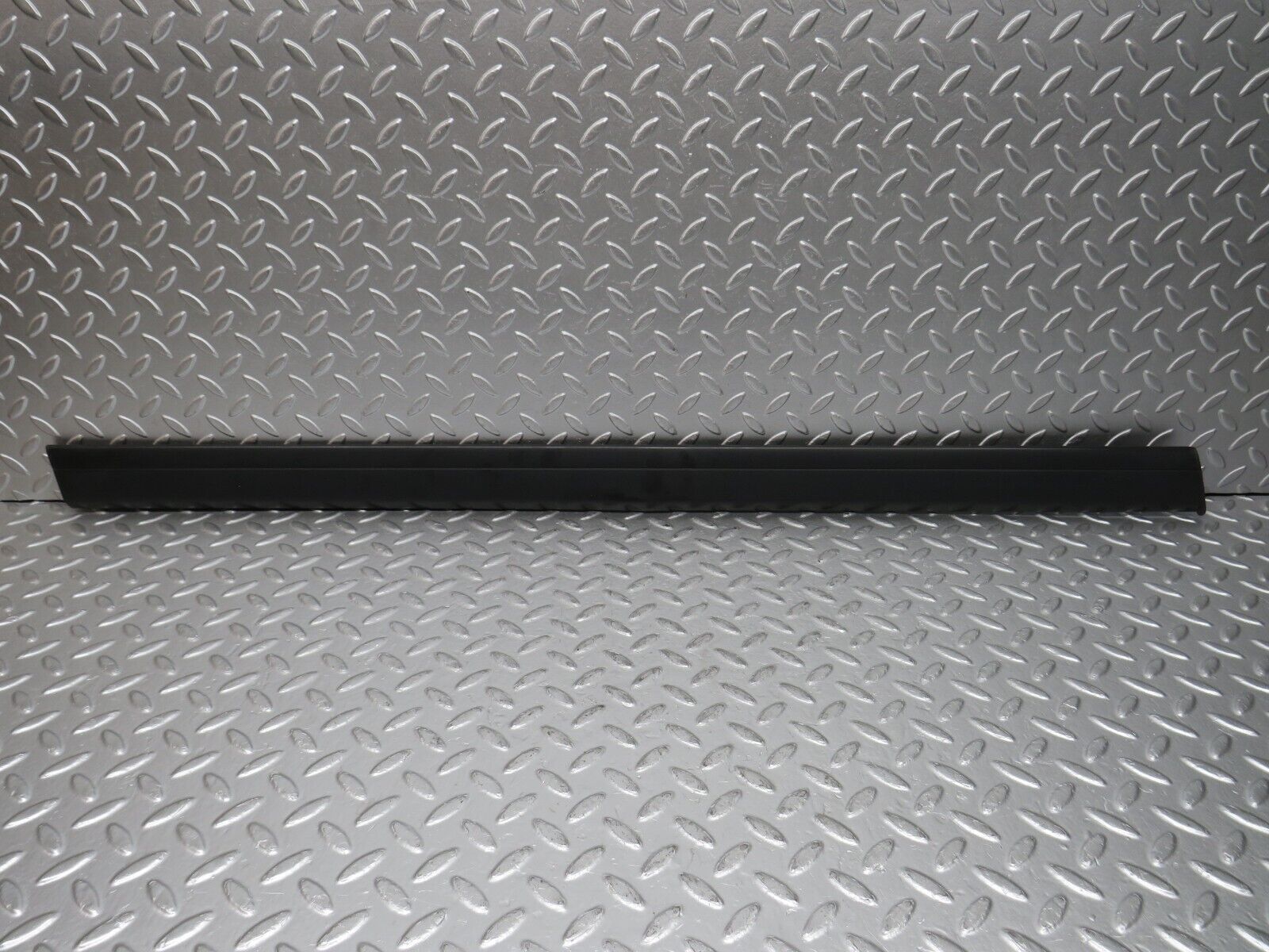 32302 Mercedes-Benz S124 300TE Wagon Front Left Door Centre Moulding Trim