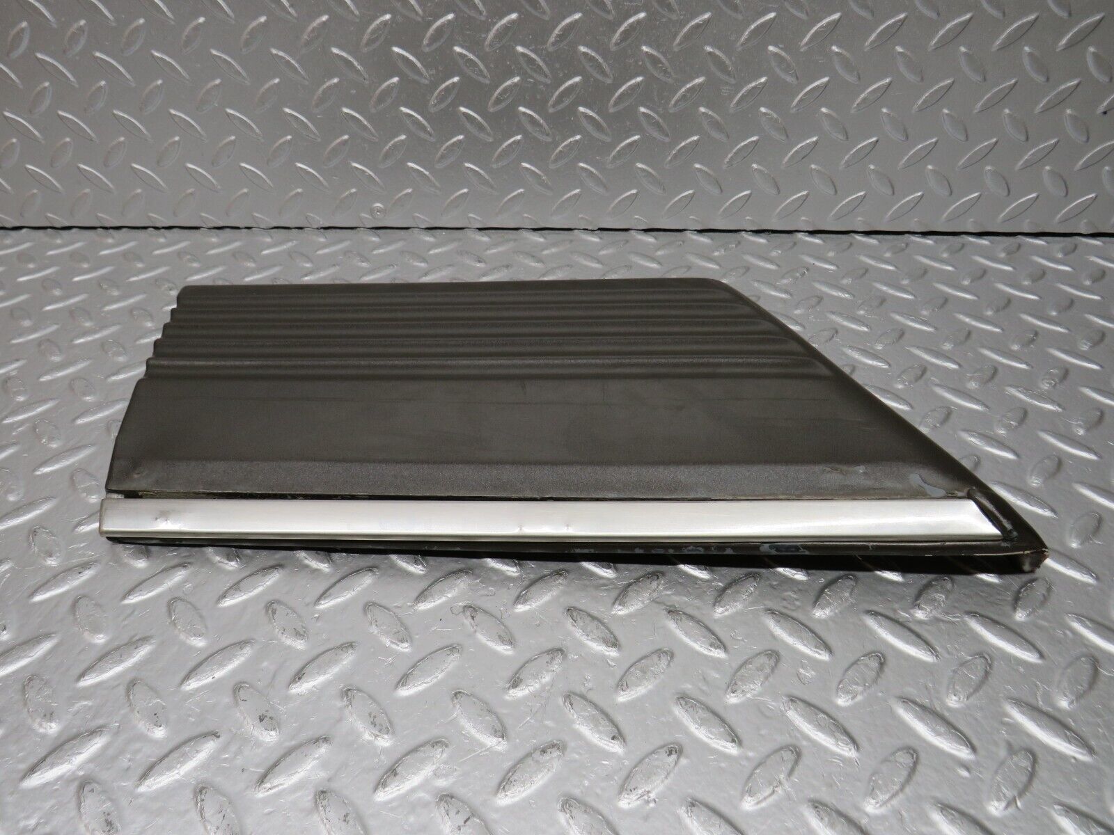 34373 Mercedes-Benz C126 380SEC Front Left Fender Wing Lower Moulding 1266900140