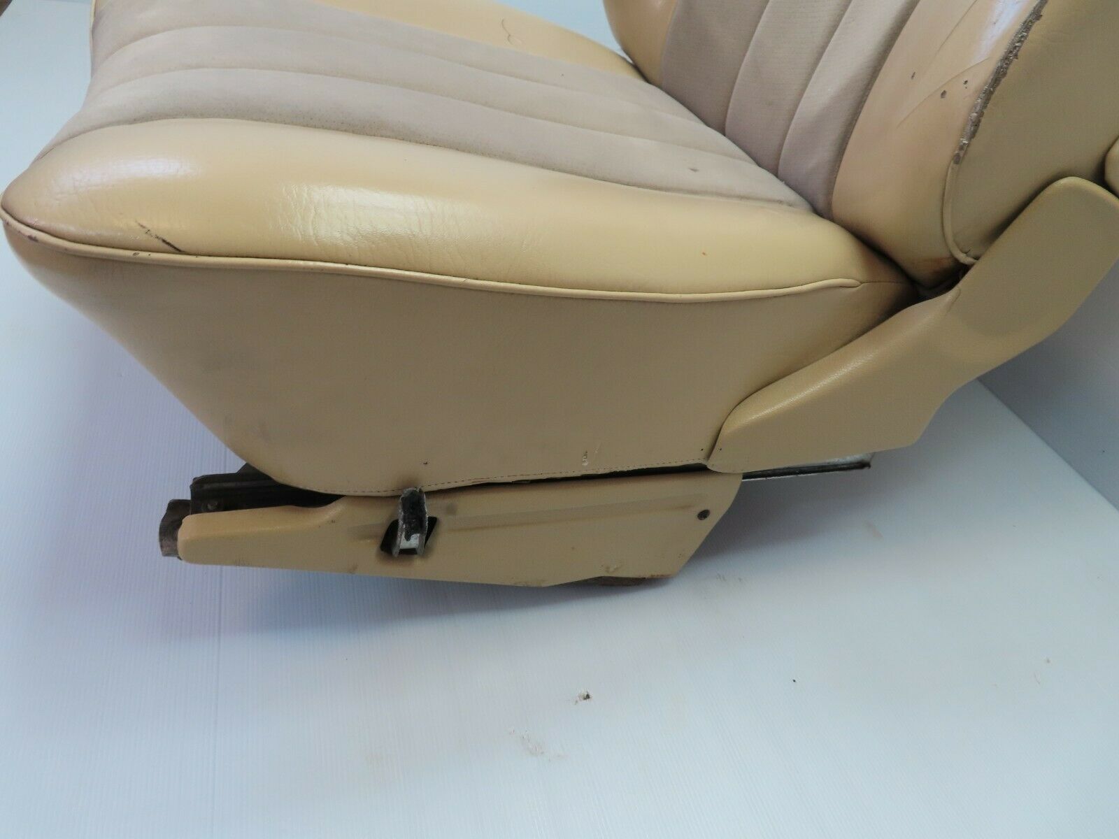 7323 Mercedes-Benz W116 450SE Front Left Seat Driver Seat