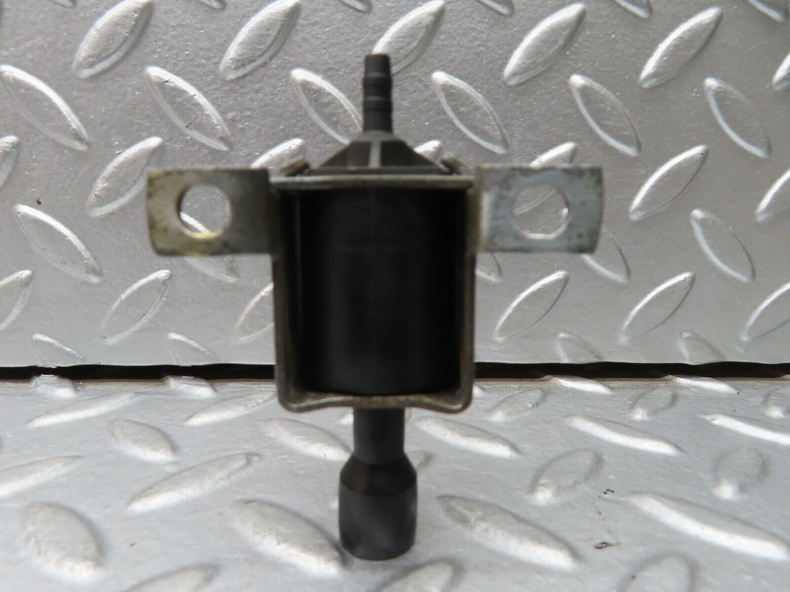 21591 Mercedes-Benz W126 300SE Vacuum Control Valve Pierburg 0015407097