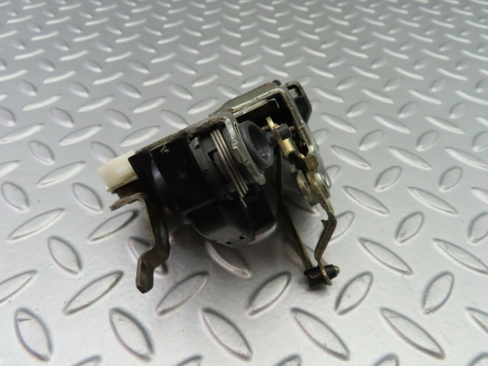 6600 Mercedes-Benz S124 E220 Wagon Front Right Door Lock Mechanism