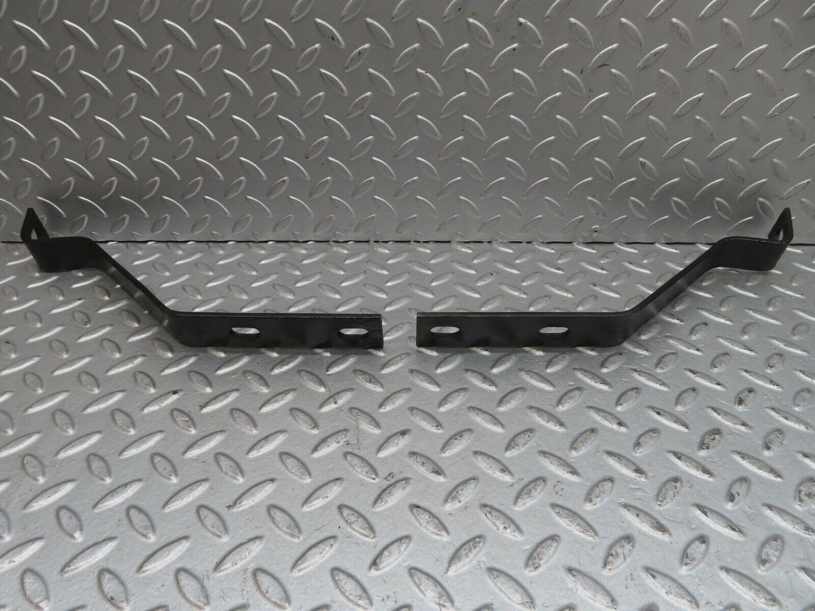 13882 Mercedes-Benz C107 280SLC Front Bumper Bracket