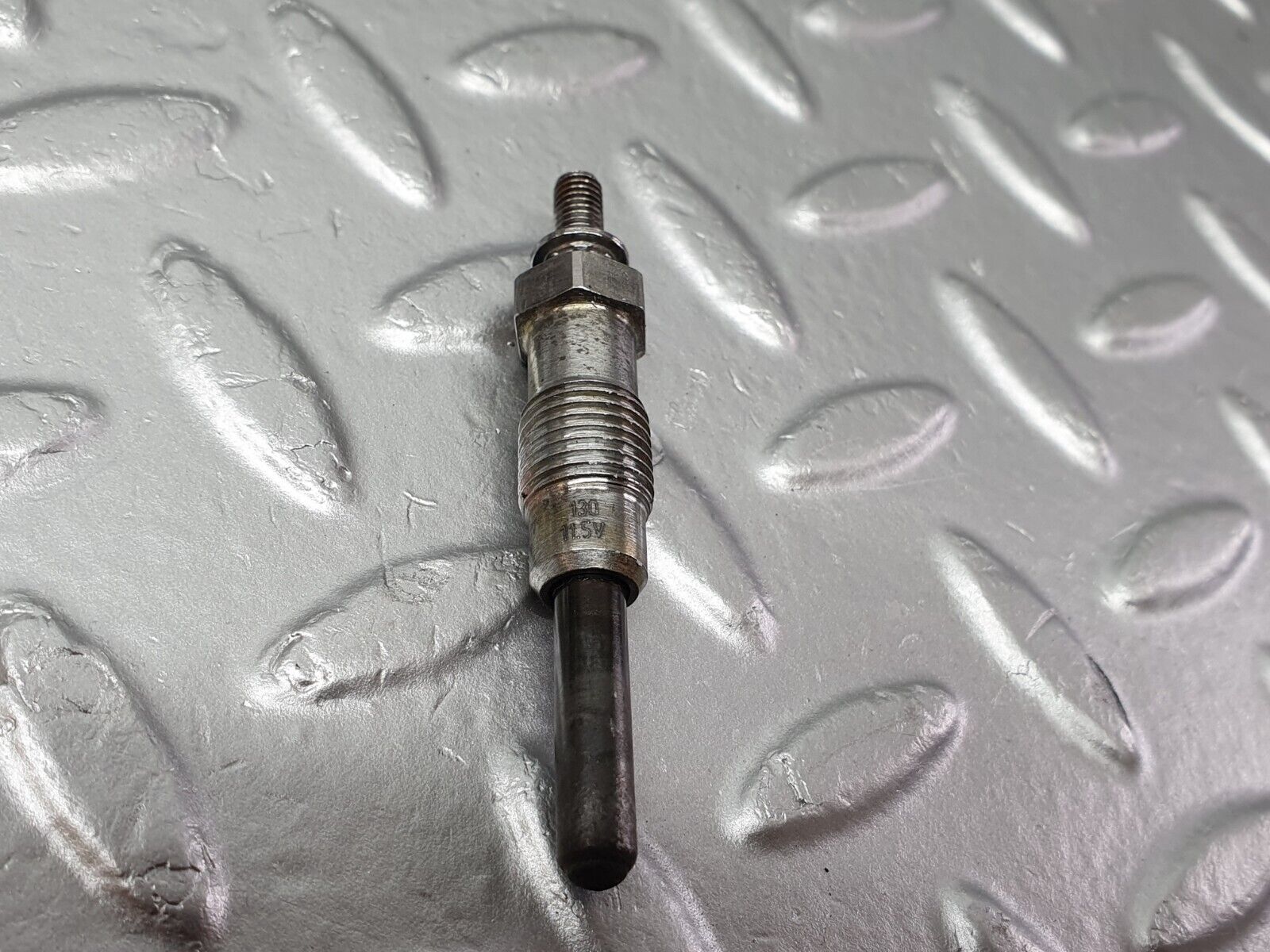 40846 Mercedes-Benz W123 300D Glow Plug Beru 0100221107