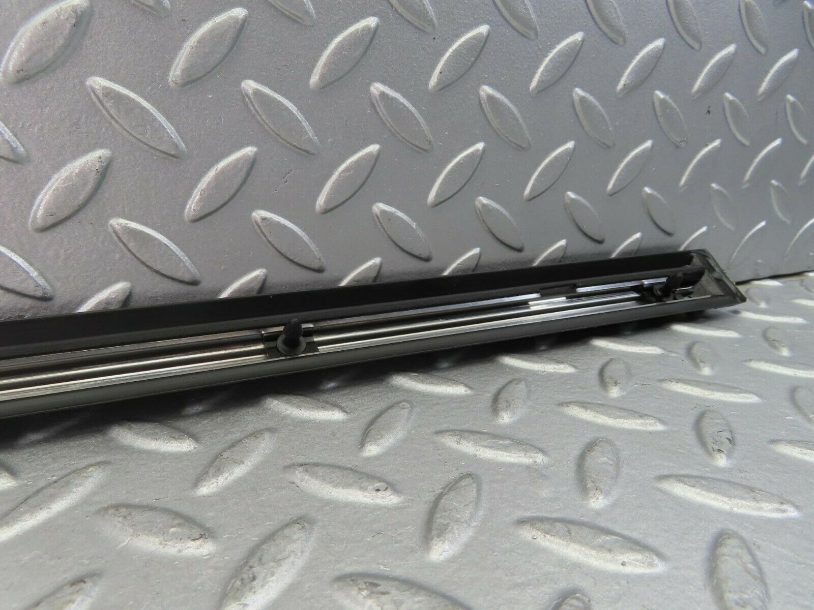 10288 Mercedes-Benz W116 Front Right Door Centre Moulding Trim