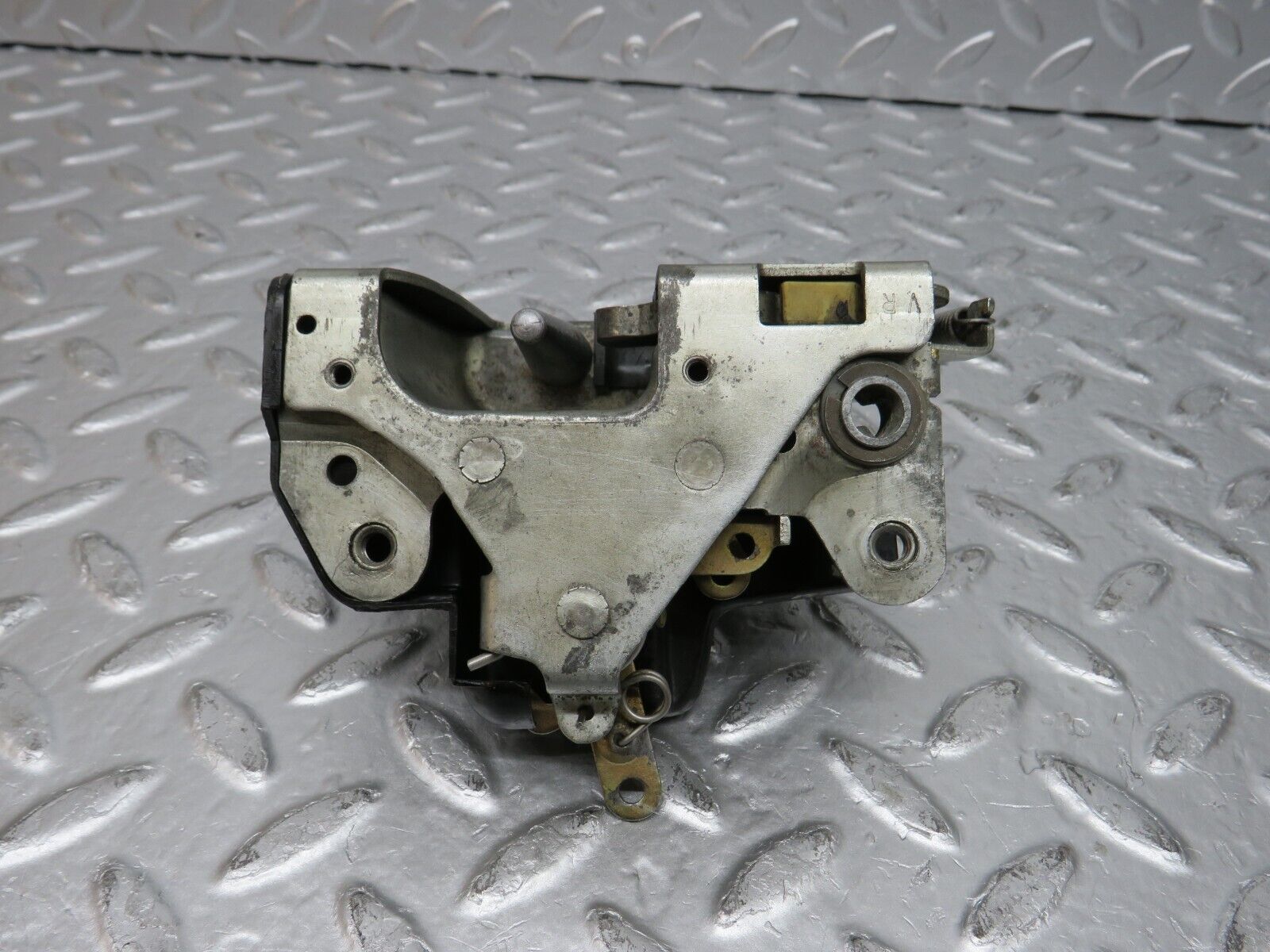 31083 Mercedes-Benz W123 200D Front Left Door Lock Mechanism 1237230108