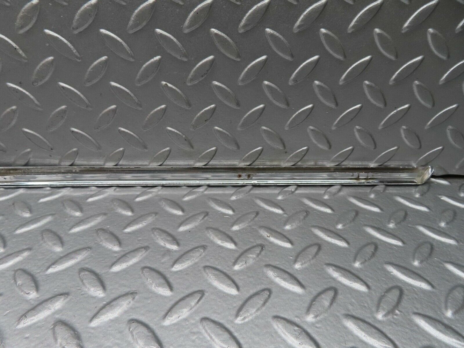 18139 Mercedes-Benz W123 200 Front Right Door Chrome Moulding Trim