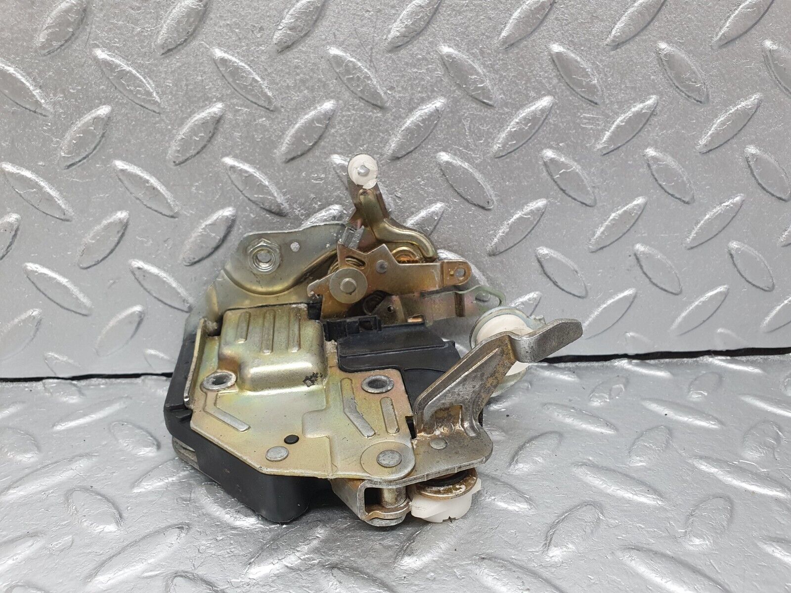 41500 Mercedes-Benz W124 200E Front Left Door Lock Mechanism
