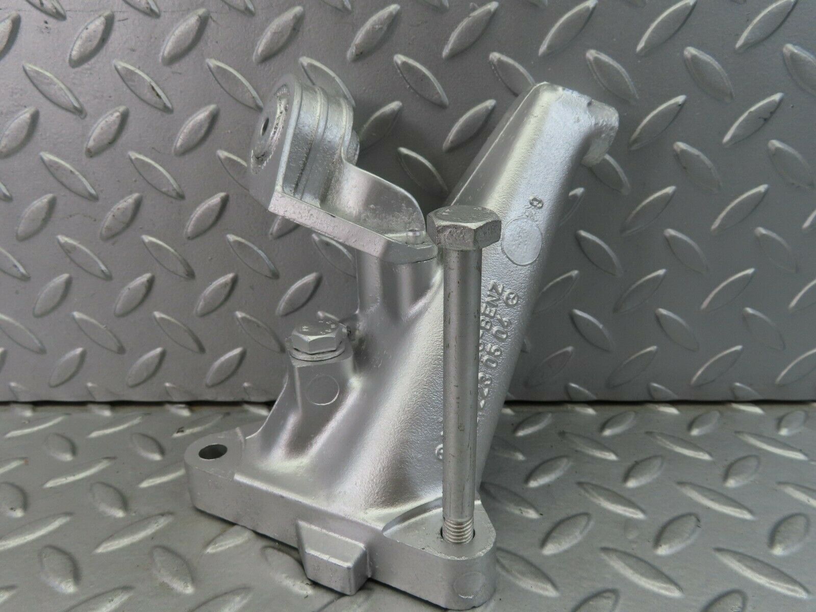 7752 Mercedes-Benz S123 230TE Wagon Engine Mount Bracket Left Side 1022230504