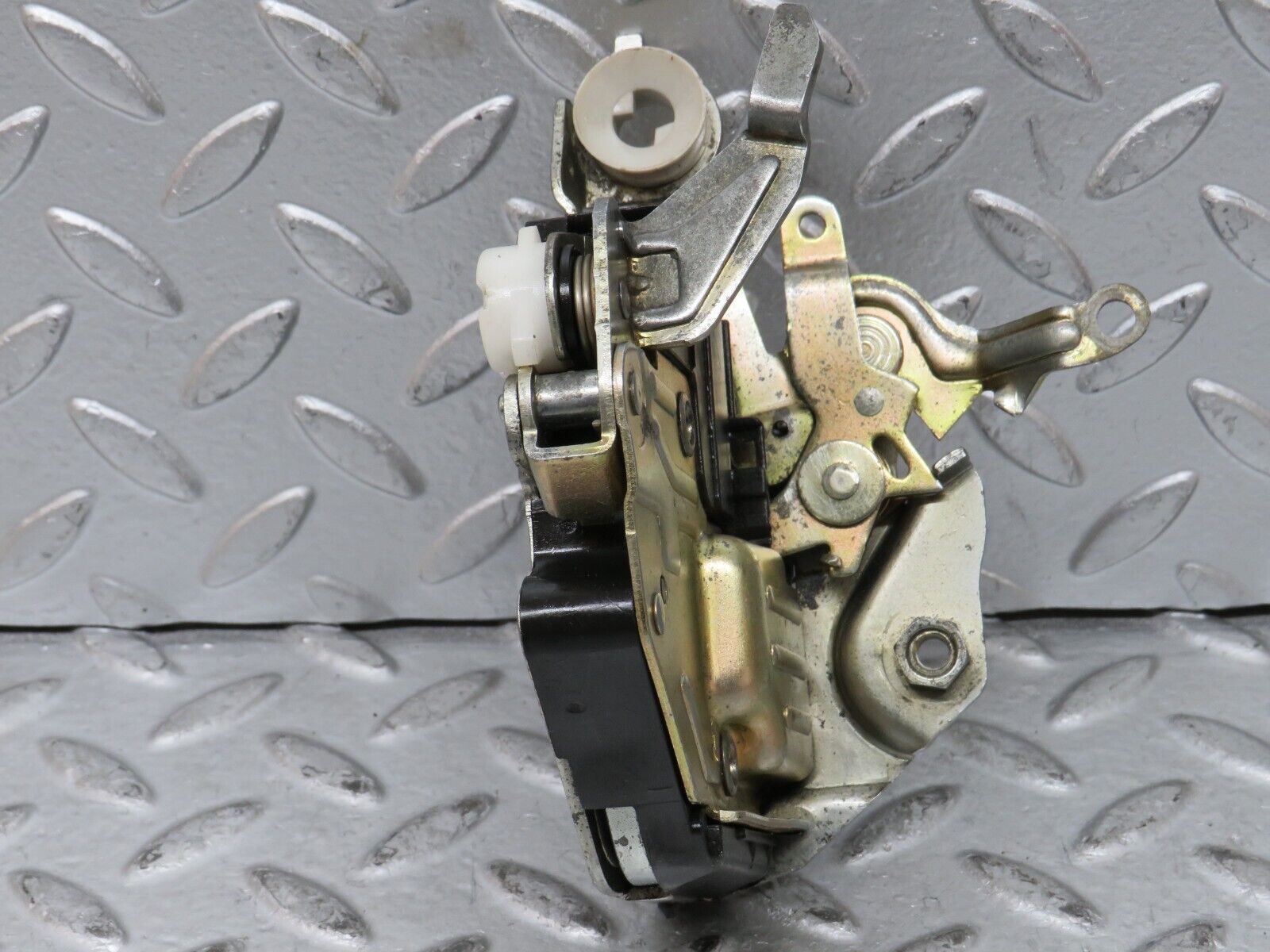 27669 Mercedes-Benz S124 300TE Wagon Front Right Door Lock Mechanism