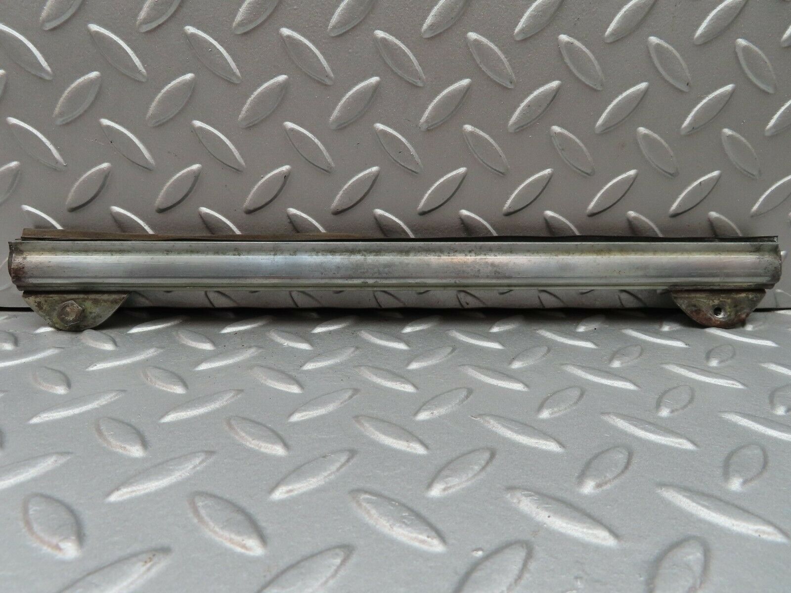 3689 Mercedes-Benz W108 280SE Front Left Door Glass Holder