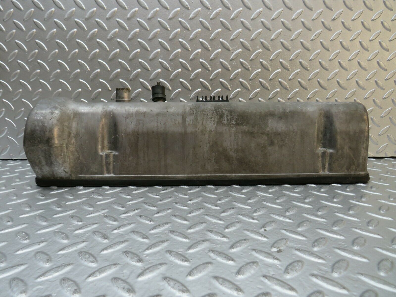 22818 Mercedes-Benz C107 450SLC Cylinder Head Valve Cover Left 1160163205