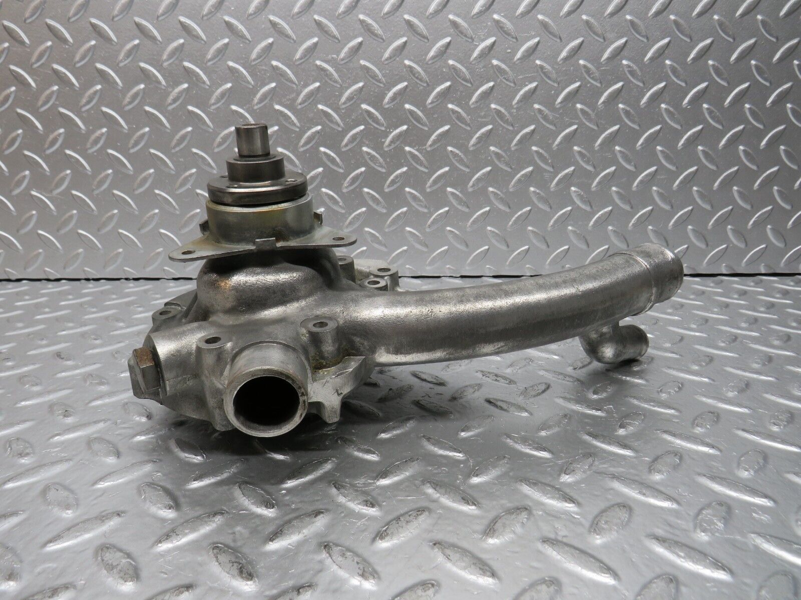 30509 Mercedes-Benz W124 230E Water Pump 1022012001