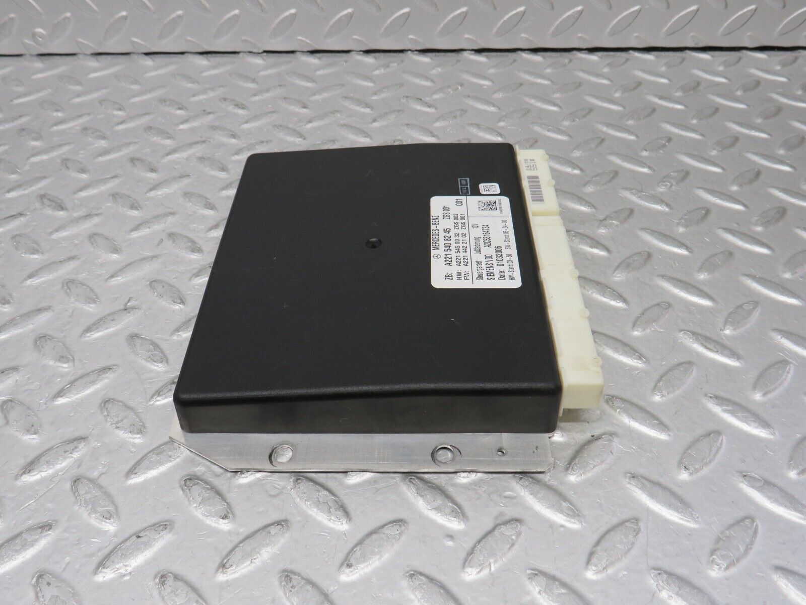 35148 Mercedes-Benz W221 Air Suspension Control Unit 2215408245