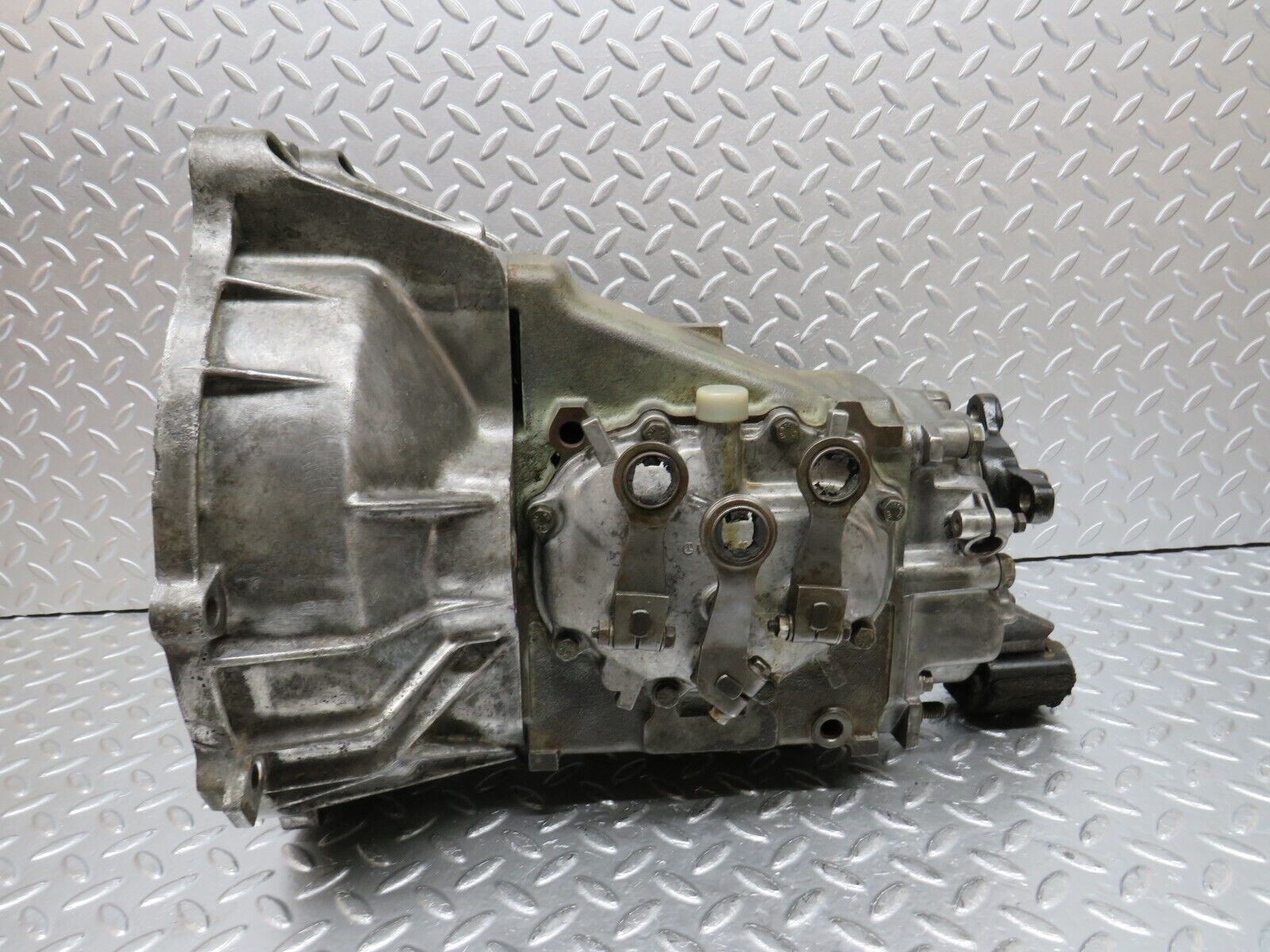 32931 Mercedes-Benz W123 300D Manual Gearbox 4 Speed 1152612501 870215