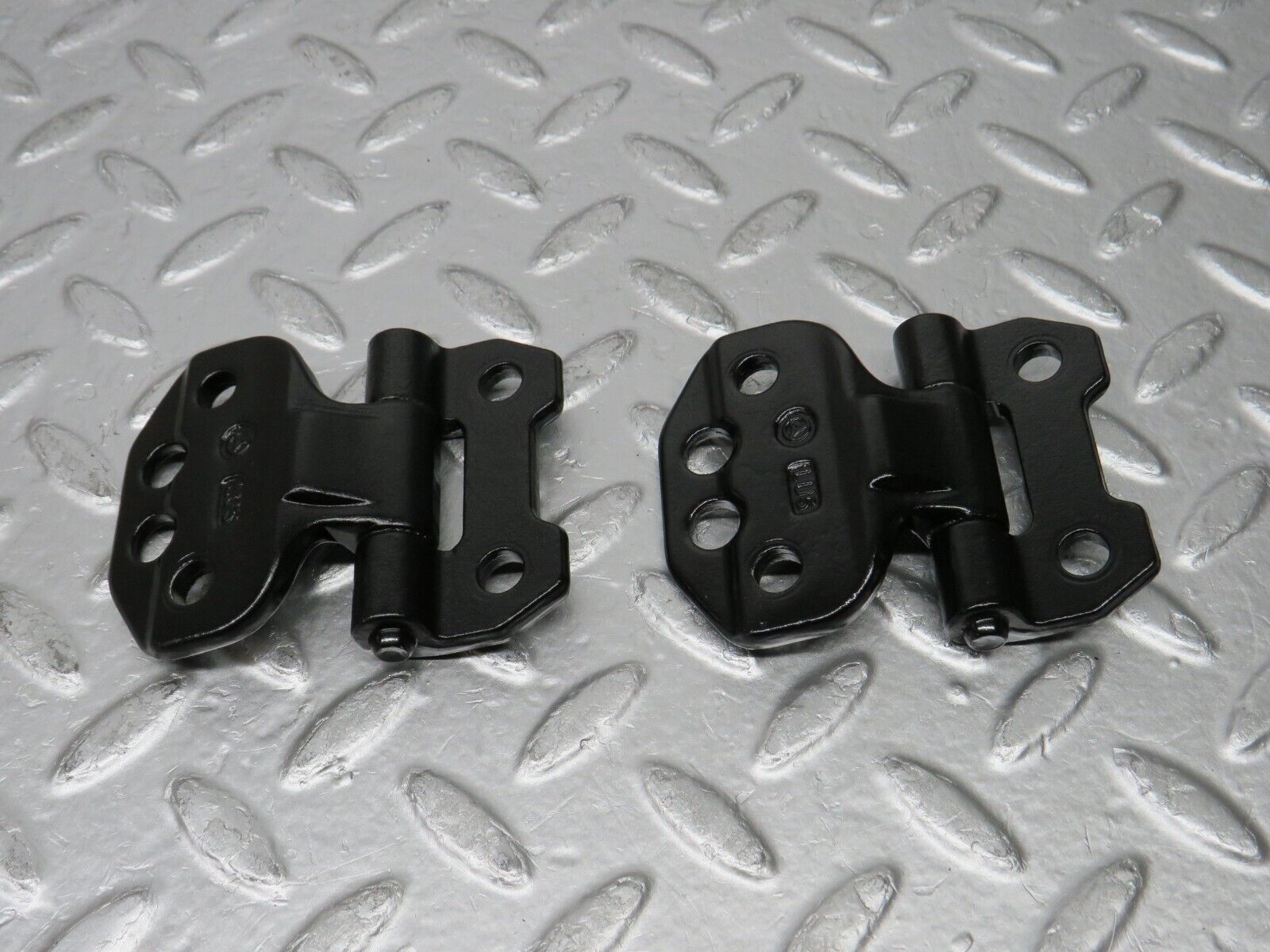 30392 Mercedes-Benz W124 230E Left Door Hinge Pair