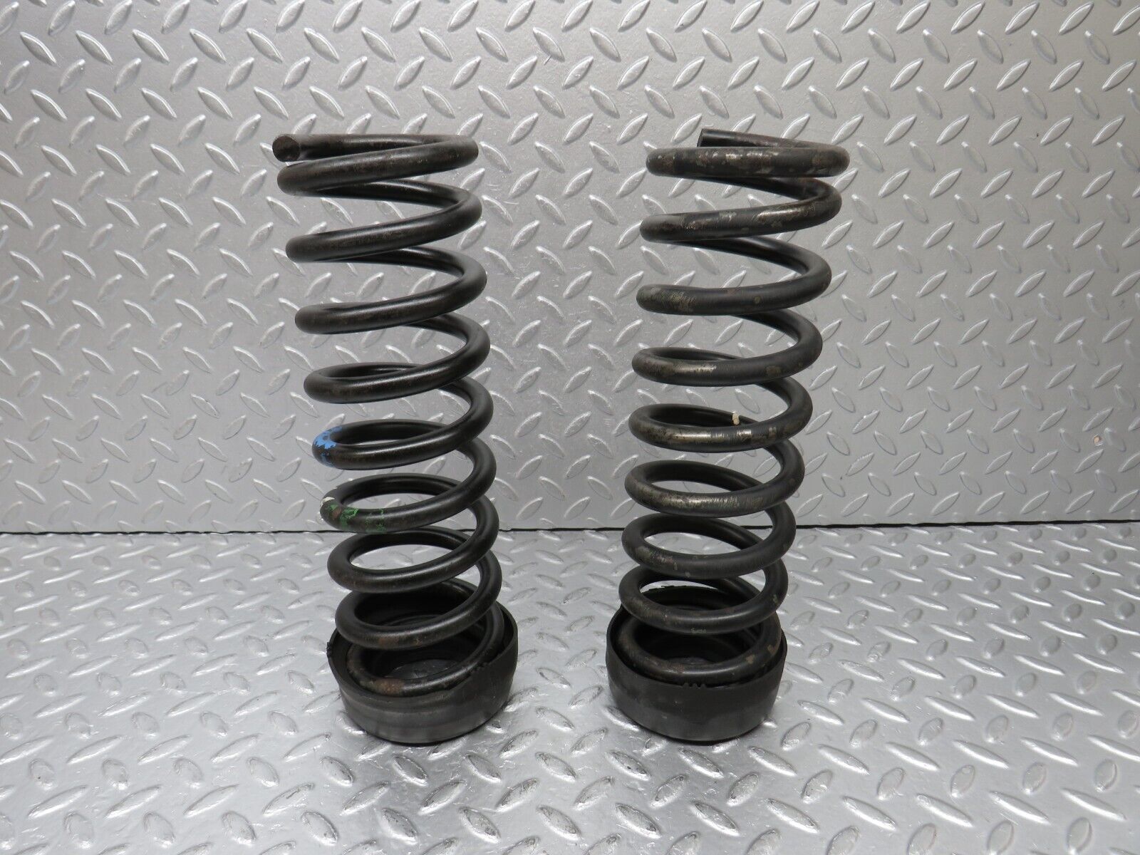 39021 Mercedes-Benz W201 190E 2.6L Rear Coil Spring Pair 2013243604