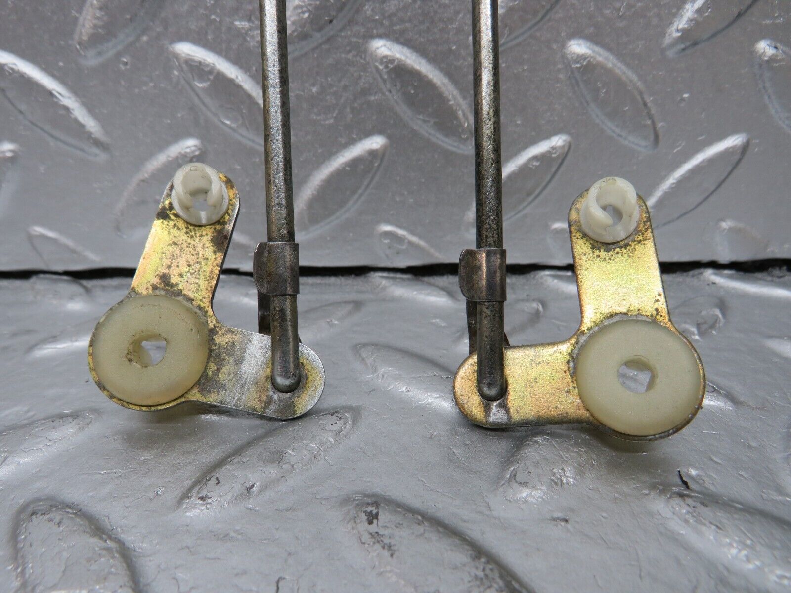 34356 Mercedes-Benz C126 380SEC Coupe Rear Door Lock Knob Pair