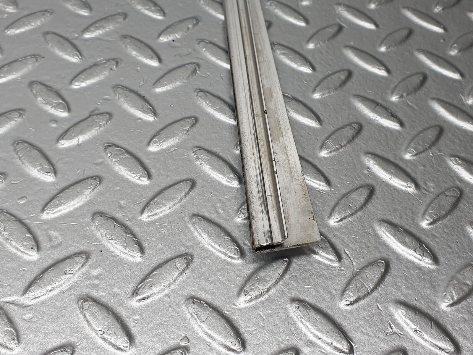 40776 Mercedes-Benz W123 300D Front Right Door Window Chrome Frame