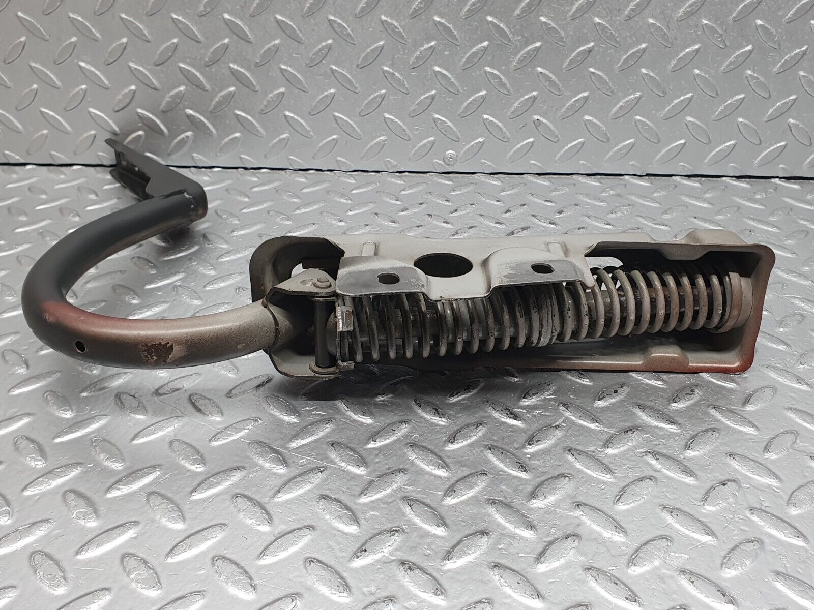 41192 Mercedes-Benz W126 300SE Trunk Hinge Right Side