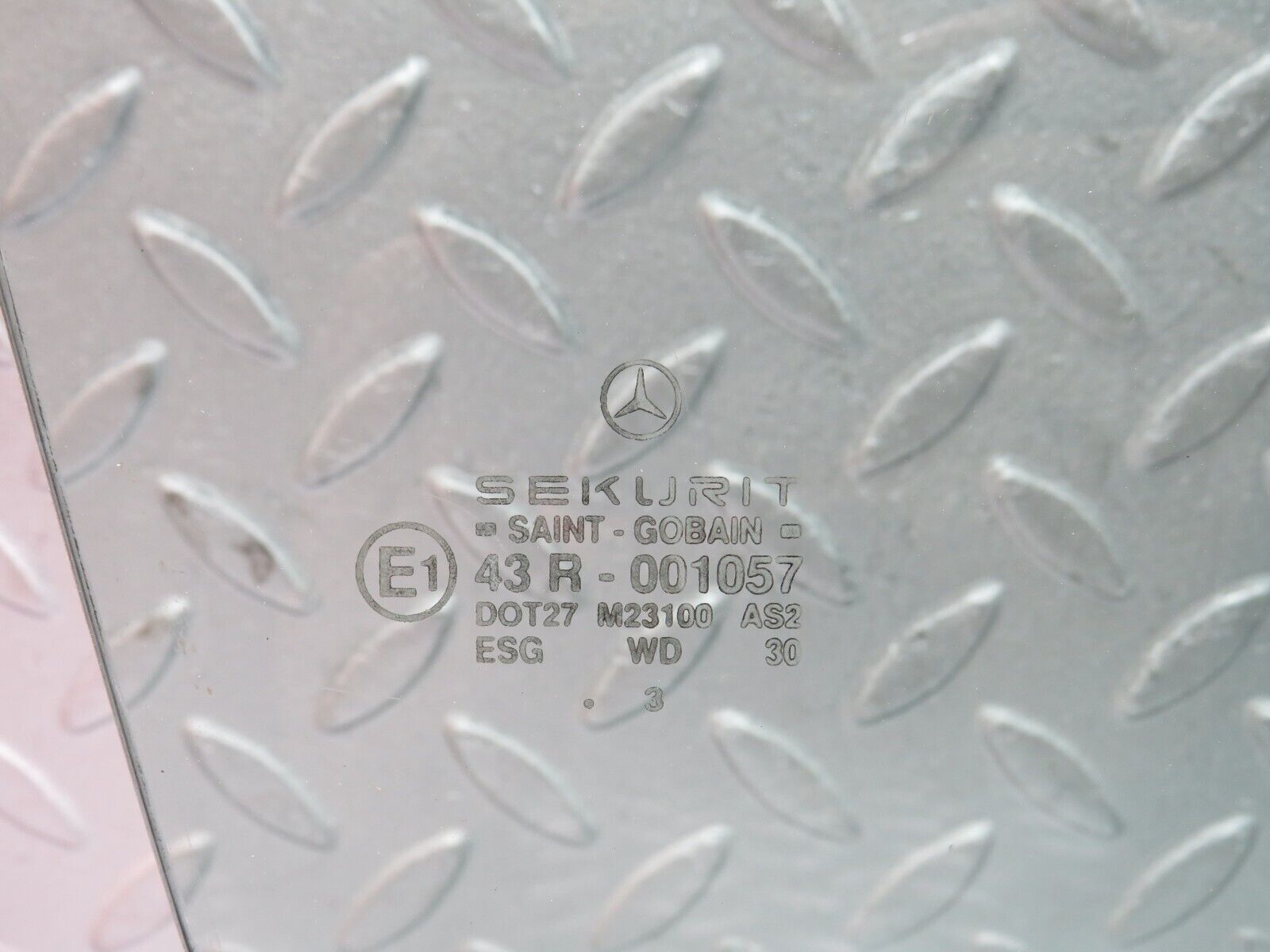 39069 Mercedes-Benz W201 190E 2.6L Front Right Door Window Glass