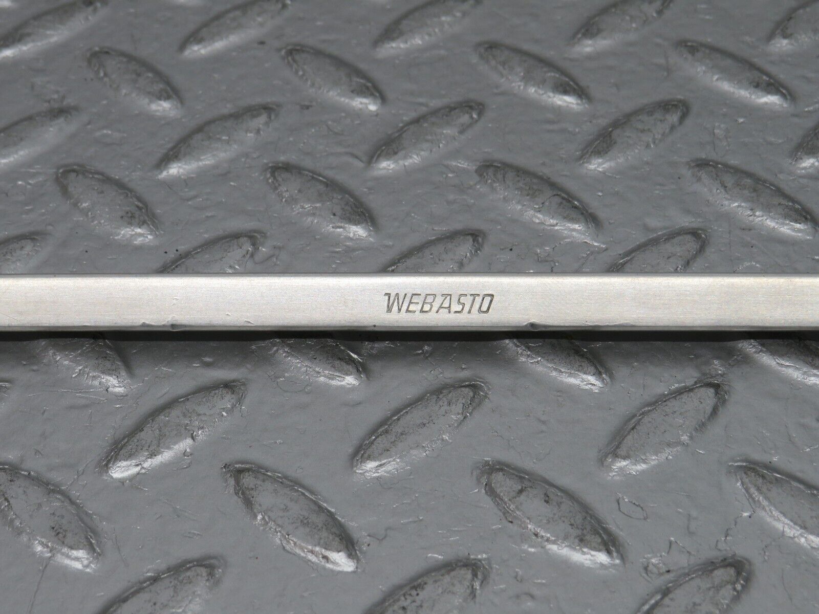 0743 Mercedes-Benz C107 350SLC Coupe Sunroof Chrome Trim