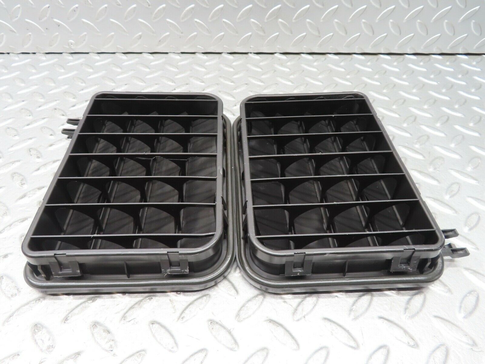 19511 Mercedes-Benz C140 CL420 Coupe Trunk Boot Air Vent Grill Pair 1408300042