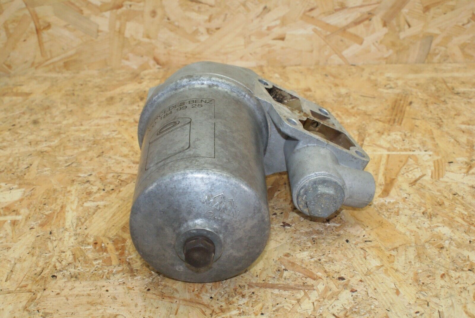 2376 Mercedes-Benz W123 280E Oil Filter House 1101800111