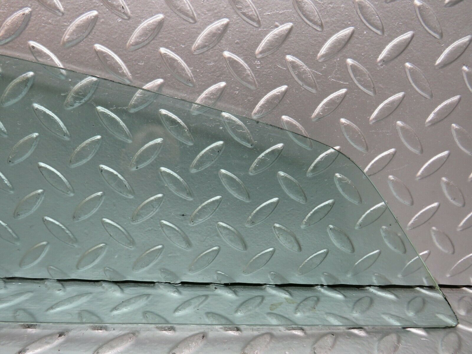 23750 Mercedes-Benz C107 450SLC Coupe Rear Right Quarter Window Glass